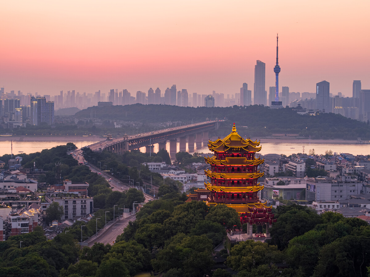 以下是一篇關于“武漢航拍從天空