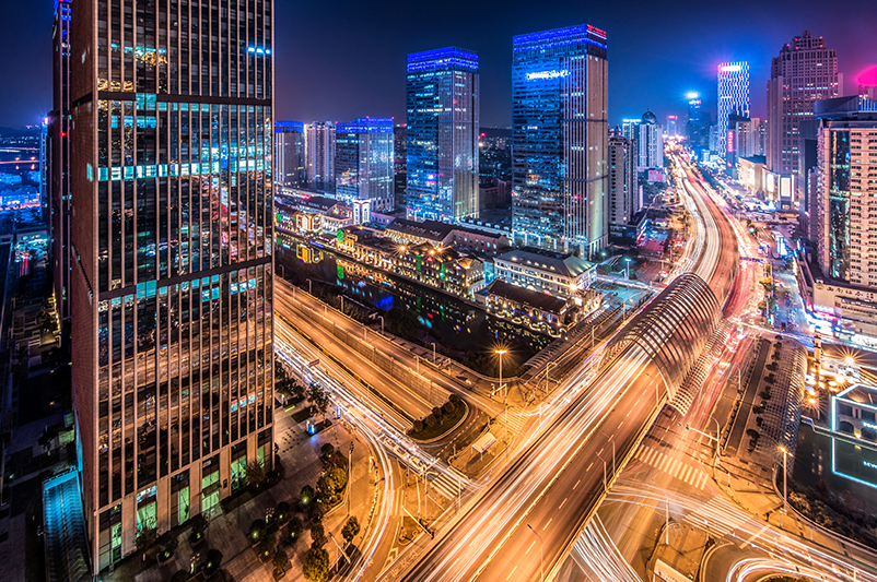 無人機(jī)航拍英雄城市漢街的車流